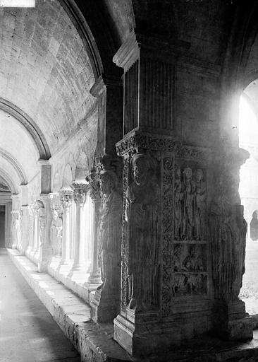 Chiostro San Trofimo: Un Tesoro Oculto en Arles - 20 Rue du Cloître | Secret World Trip Planner