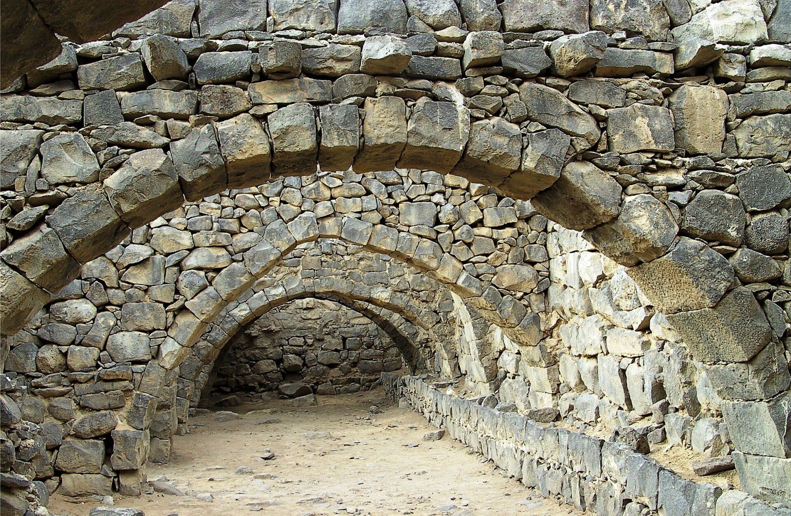 Scopri Qasr Al-Azraq: La Fortezza Blu della Giordania - VRJG+3X6 | Secret World Trip Planner