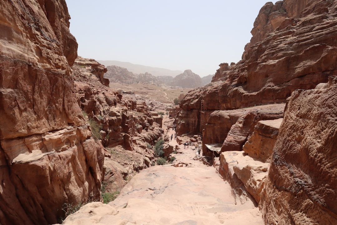 Scopri Jabal Abu Ridman: un angolo di natura in Giordania - G322+22 Aqaba | Secret World Trip Planner