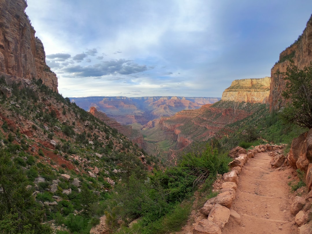 Entdecke den Rim Trail: Ein Unvergessliches Abenteuer - Grand Canyon Village | Secret World Trip Planner