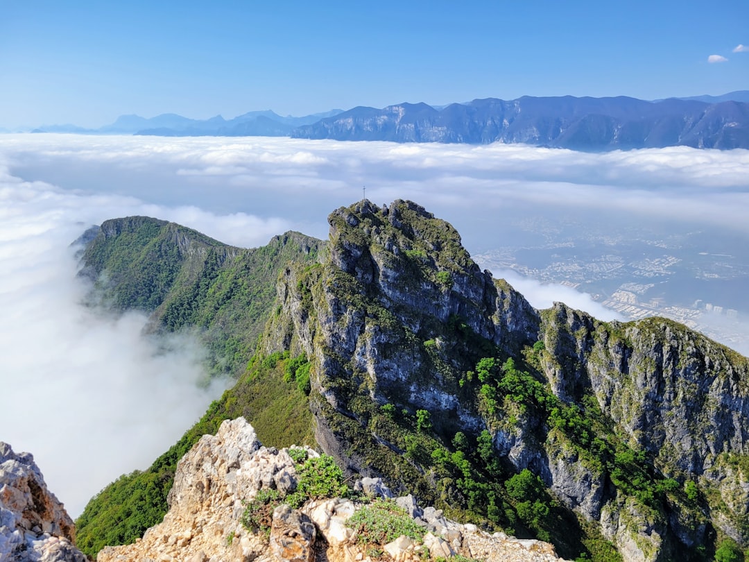 Esplorare i sentieri nascosti del Cerro de la Silla - Monterrey | Secret World Trip Planner