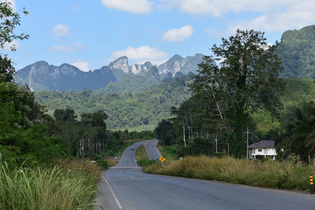 Cascadas Ocultas en el Parque Nacional Khlong Phanom - Amphoe Phanom | Secret World Trip Planner