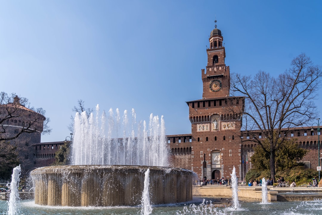 Descubra o Castelo Sforzesco: tesouros em Milão - Piazza Castello | Secret World Trip Planner