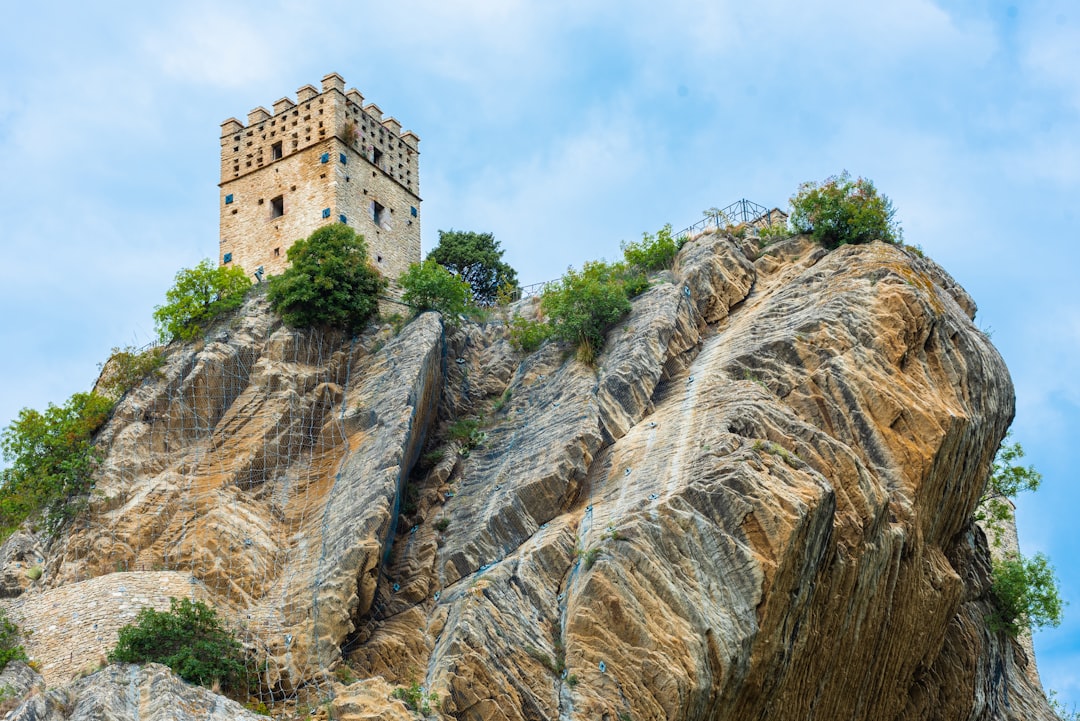 Castello Medieval de Roccascalegna: Un viaje en el tiempo - Piazza Umberto I | Secret World Trip Planner