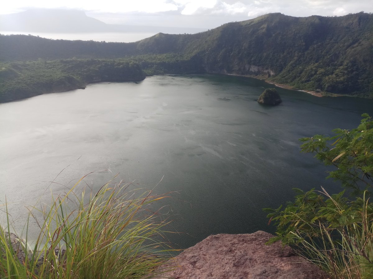 タール火山のクレーター湖：隠された楽園 - Taal Volcano Main Crater Lake | Secret World Trip Planner