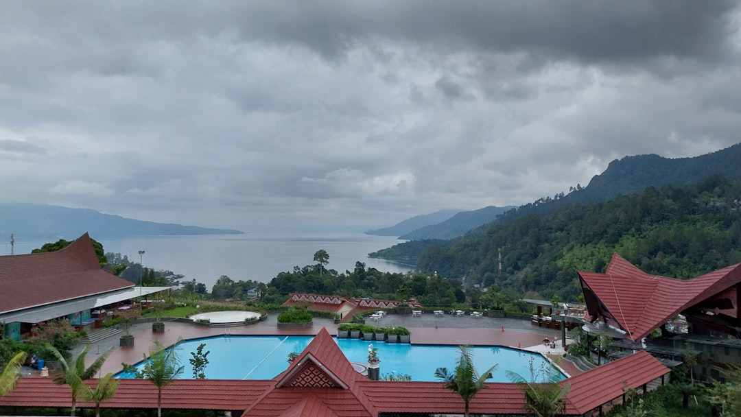 Parapat: Il Tesoro Nascosto del Lago Toba - Simalungun Regency | Secret World Trip Planner