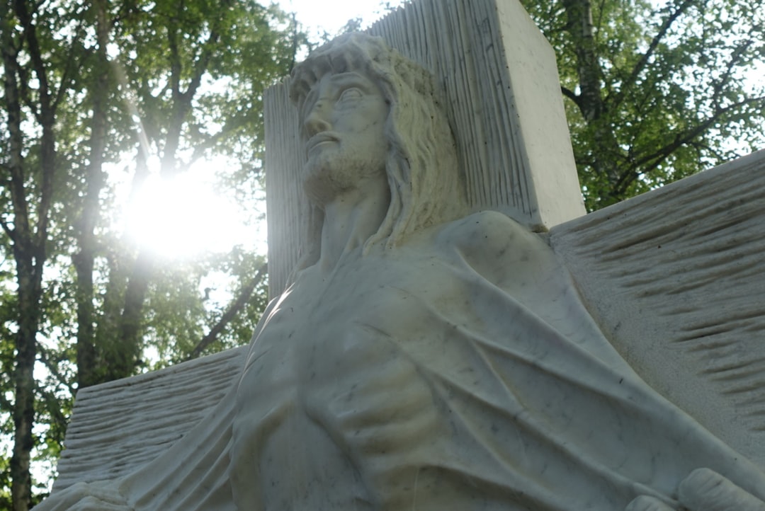 Descubre Lourdes: el corazón de la espiritualidad mariana en Francia | Secret World Trip Planner