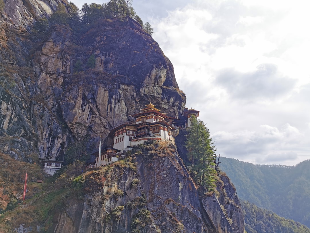타크탱 사원으로 가는 매혹적인 길들 - Taktsang trail | Secret World Trip Planner