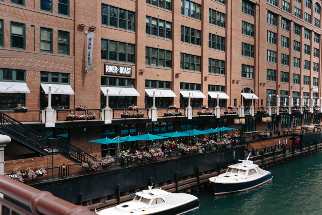 Поцелуй повара BBQ: Икона любви в Чикаго - Chicago | Secret World Trip Planner