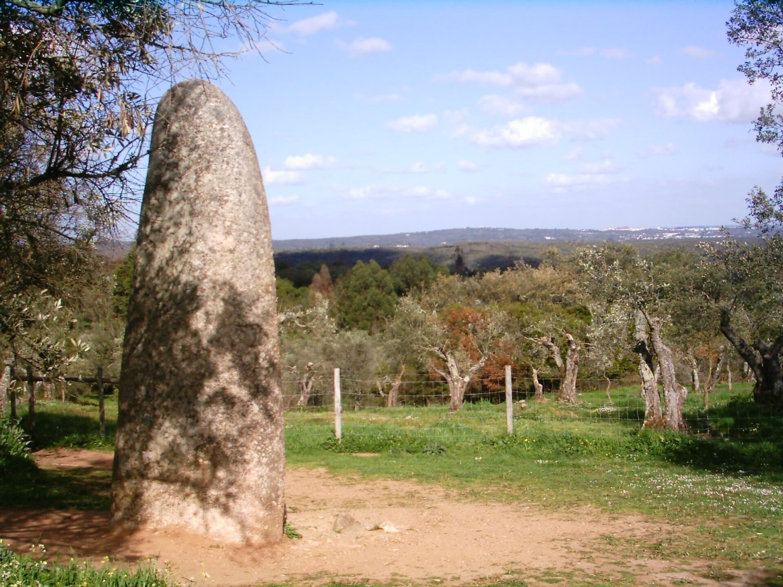 Menir dos Almendres : un voyage dans l'histoire du Portugal - Nossa Senhora de Guadalupe | Secret World Trip Planner