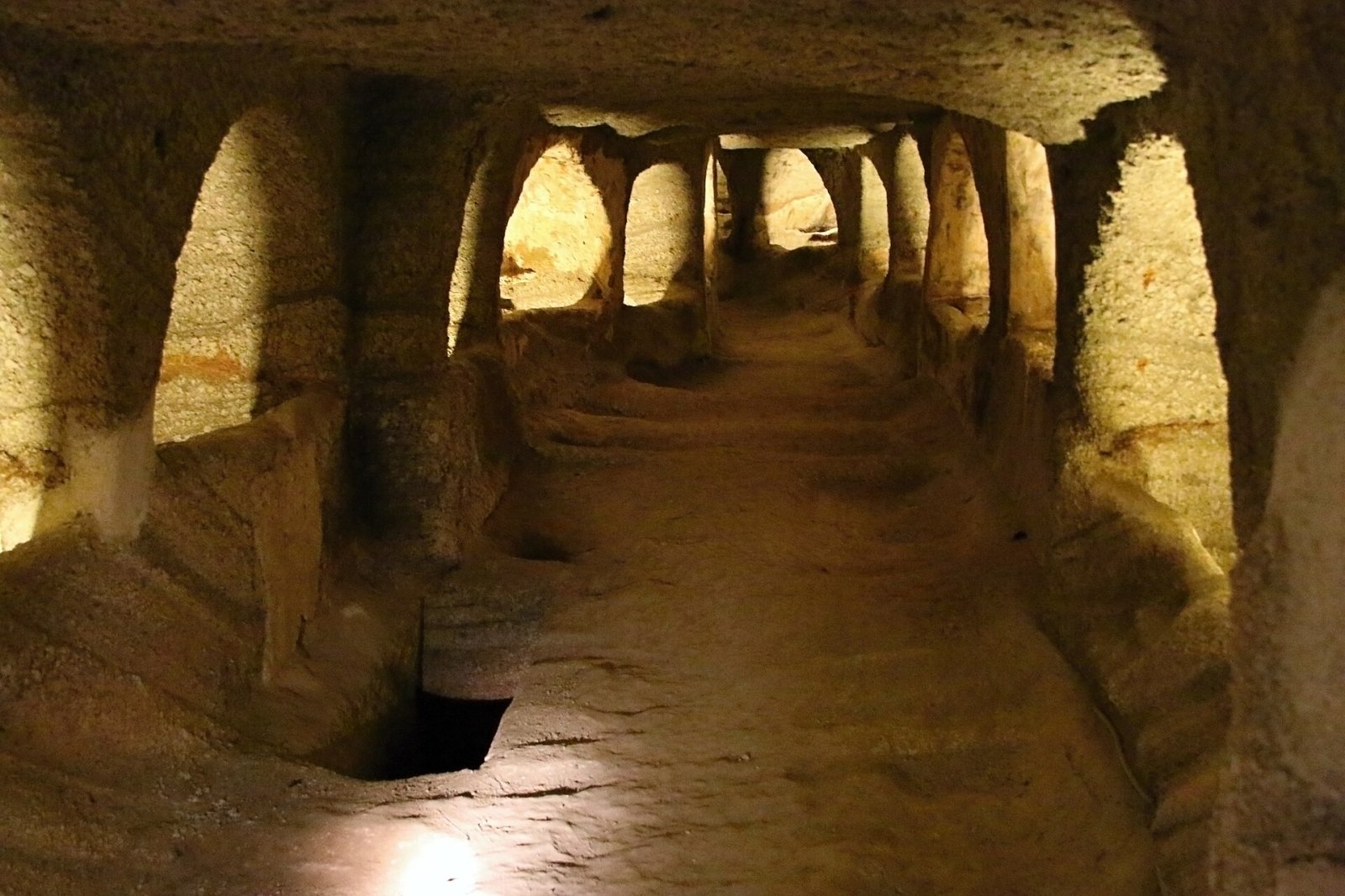 Catacombes de Trypiti : un voyage dans le passé chrétien de Milos - PCPF+WF Milos | Secret World Trip Planner
