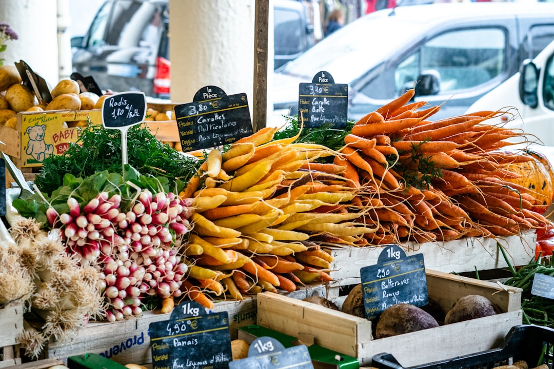 Descubra os Sabores do Marché des Halles em La Roche-sur-Yon - Pl. du Marché | Secret World Trip Planner