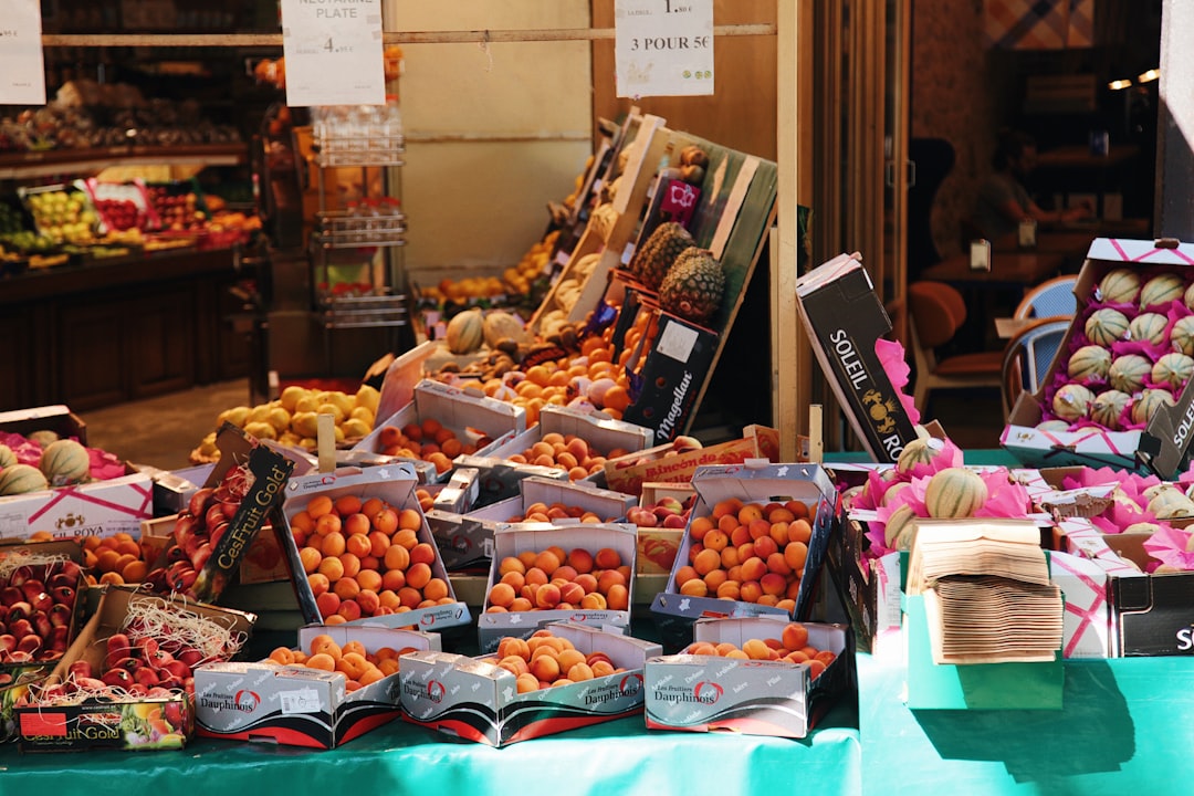 Откройте для себя вкусы Marché des Halles в Ла-Рош-сюр-Йон - Pl. du Marché | Secret World Trip Planner