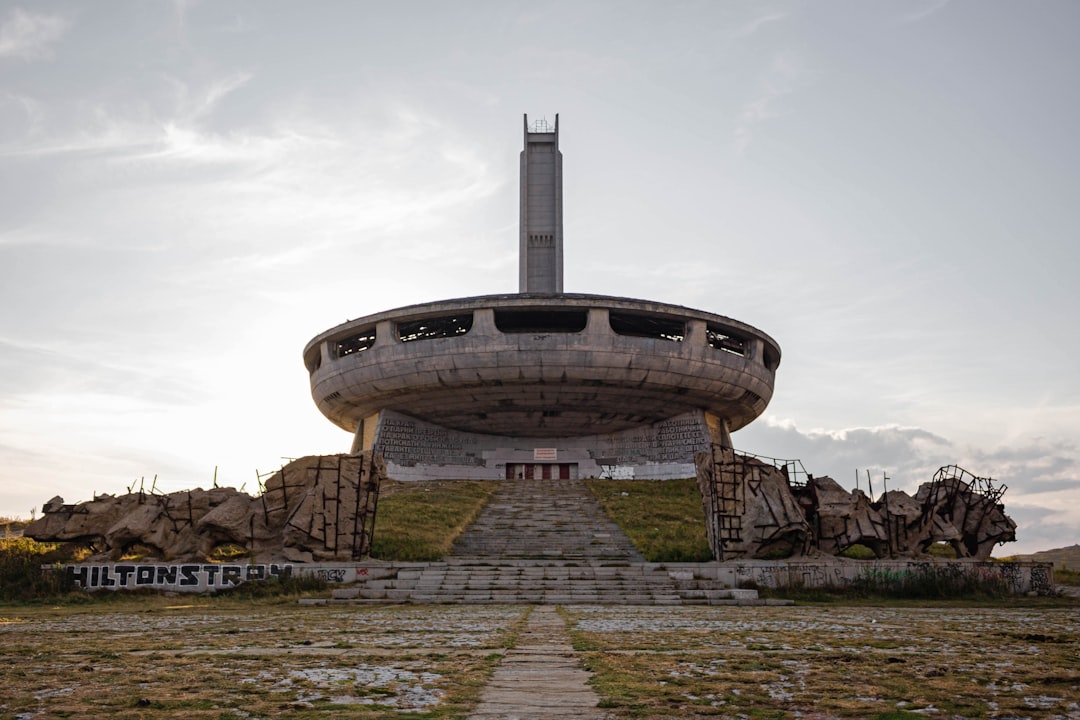 Das Denkmal von Tjentiste: Kunst und Erinnerung in Bosnien - 8MWP+CPP | Secret World Trip Planner