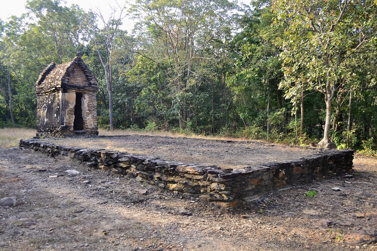 태국의 역사적 보물, 왓 카오 프라 밧 노이 탐험하기 - Mueang Sukhothai District | Secret World Trip Planner