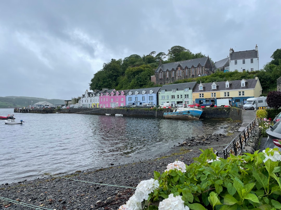 波特里壮丽全景：色彩与自然的奇妙之旅 - Portree IV51 | Secret World Trip Planner