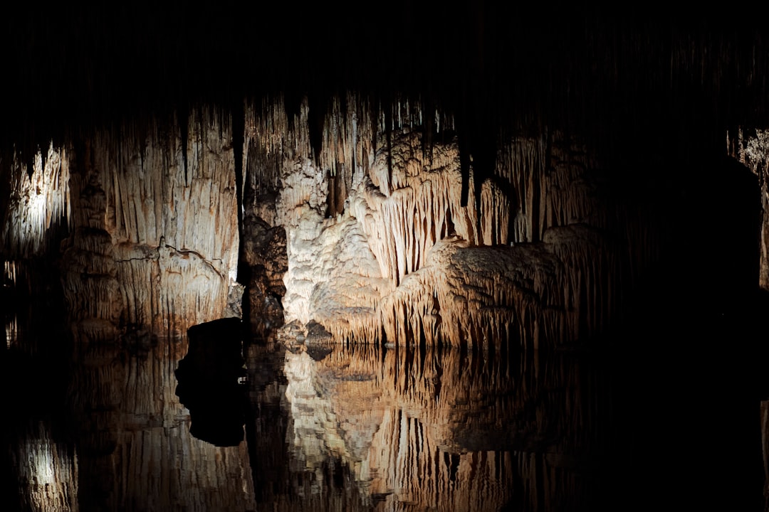 Le incantevoli Cuevas del Drach: un viaggio sotterraneo - 07680 Porto Cristo | Secret World Trip Planner