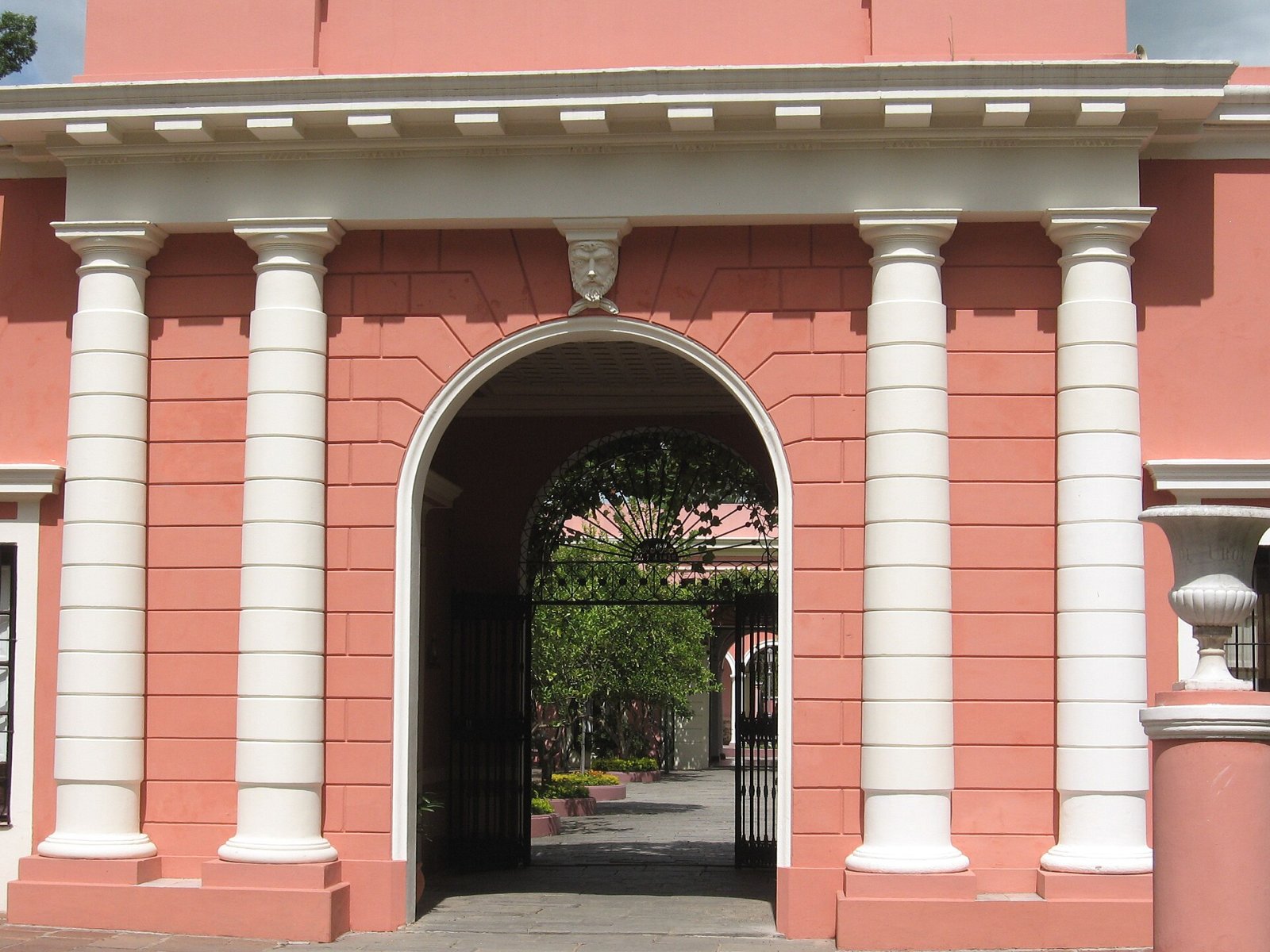 Découvrez le Palais San José : un joyau culturel en Argentine - Palacio San Jose | Secret World Trip Planner