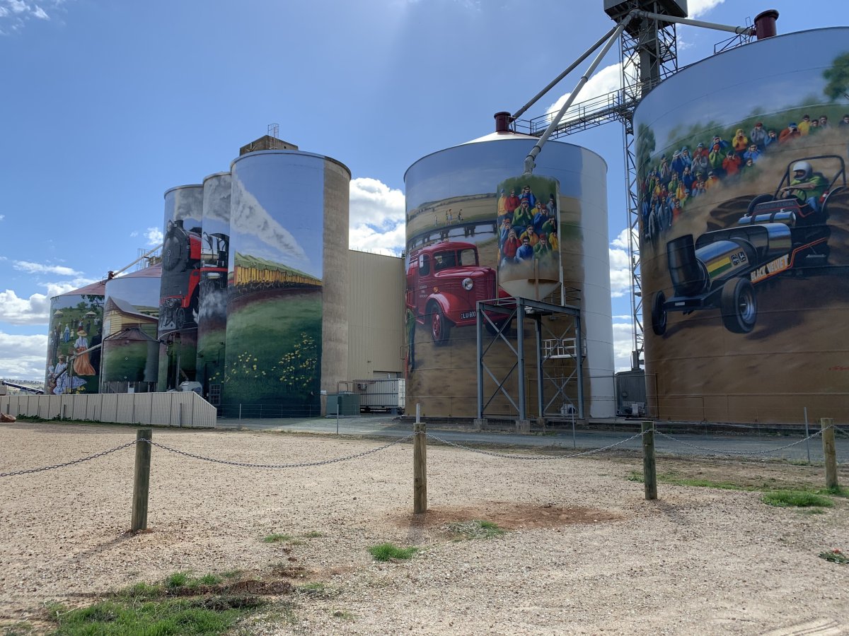 Colbinabbin Silo Kunst: Eine Reise in die lokale Kunst - Meade Ln | Secret World Trip Planner