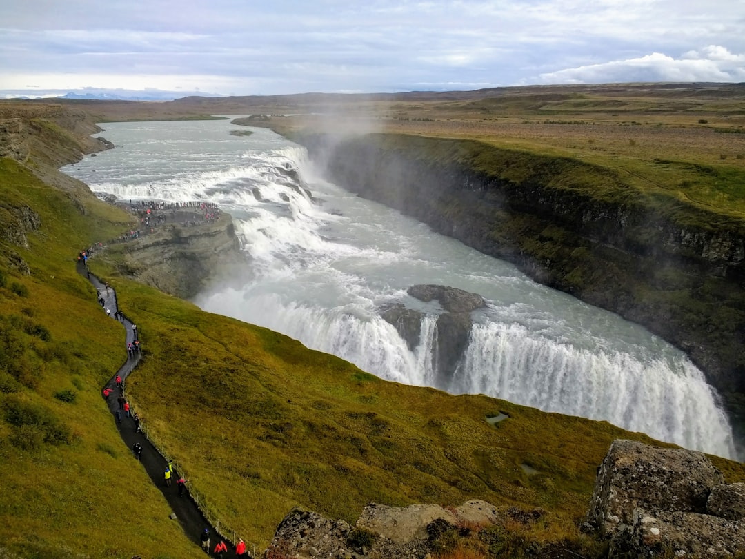 アイスランド・グルフォスの息を呑むトラムント - Gullfoss Parking | Secret World Trip Planner