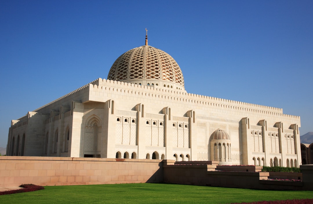 探索马斯喀特的卡布斯苏丹大清真寺 - Muscat | Secret World Trip Planner