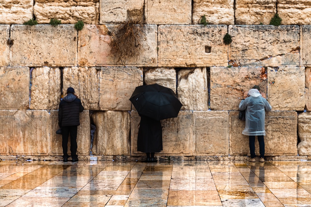 El Muro Occidental: Historia y Sacralidad en Jerusalén - The Western Wall | Secret World Trip Planner