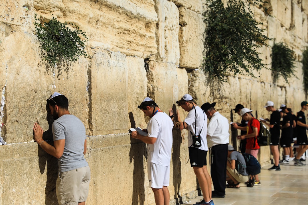 서쪽 벽: 예루살렘의 신성함과 역사 - The Western Wall | Secret World Trip Planner