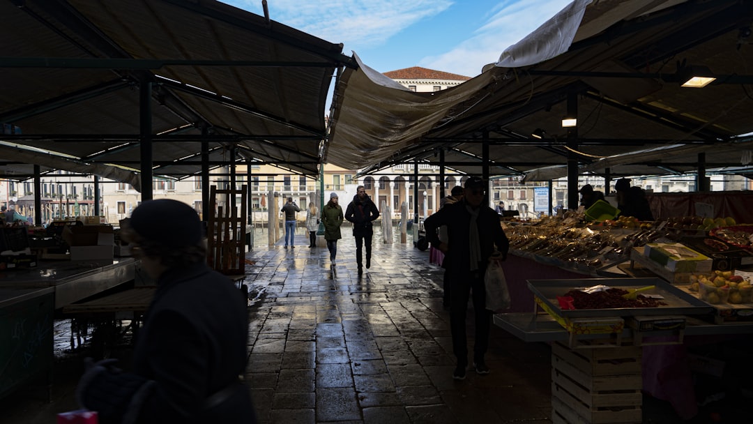 Explorer le Marché de Rialto : Une Icône de Venise - 306 | Secret World Trip Planner