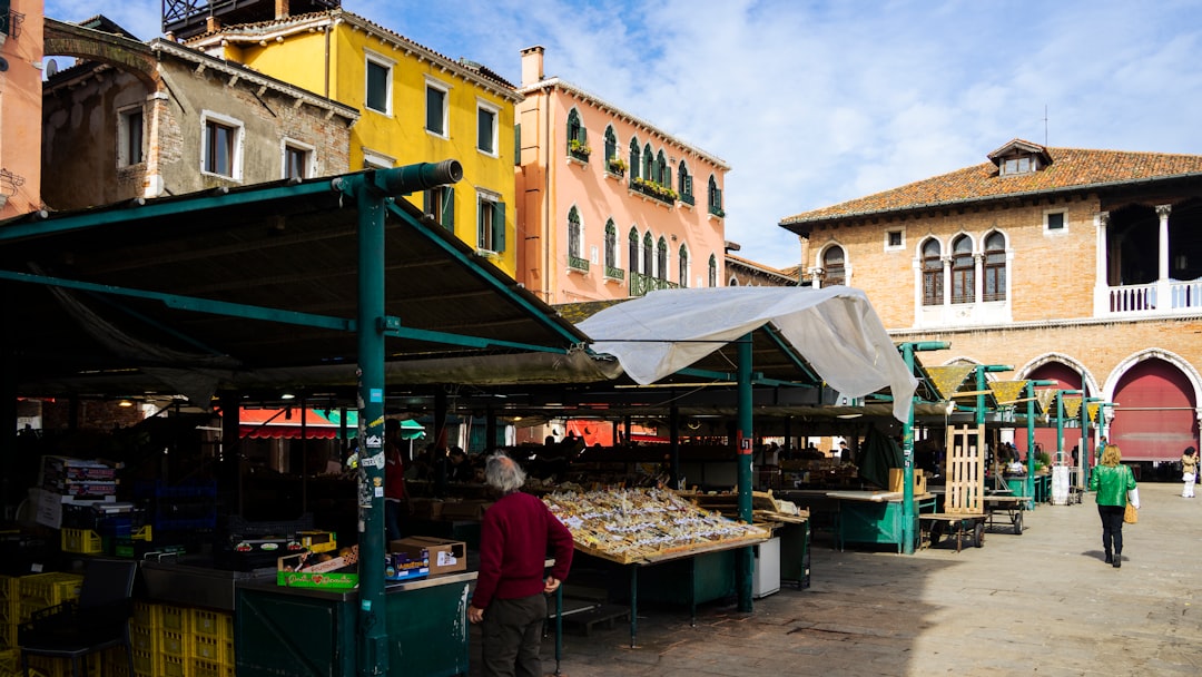 Explorer le Marché de Rialto : Une Icône de Venise - 306 | Secret World Trip Planner