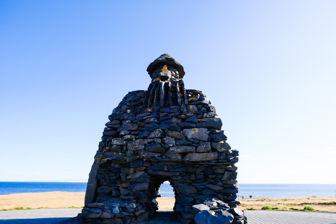 Descubra Bárður Snæfellsás: um símbolo cultural da Islândia - Arnarstapi | Secret World Trip Planner