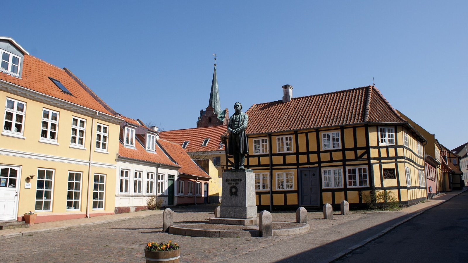 Découvrir la statue de Hans Christian Ørsted à Copenhague - Nørre Voldgade 1 | Secret World Trip Planner