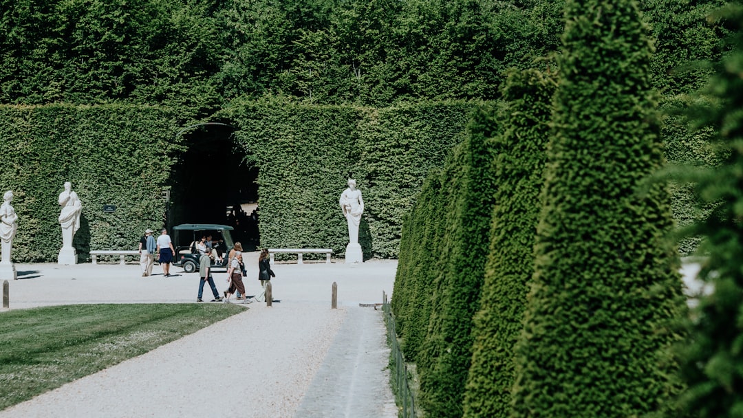 Jardines de la Realeza de Versalles: un Paraíso Verde - Place d'Armes | Secret World Trip Planner