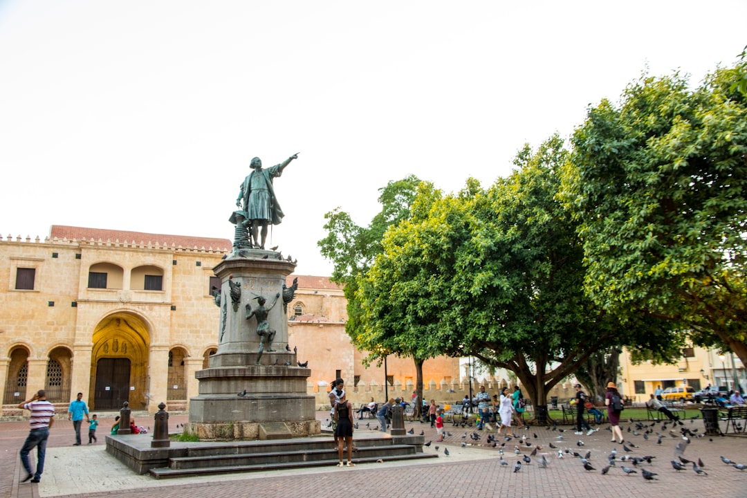 Découvrez les merveilles cachées de Columbus Park - C. Isabel La Católica | Secret World Trip Planner