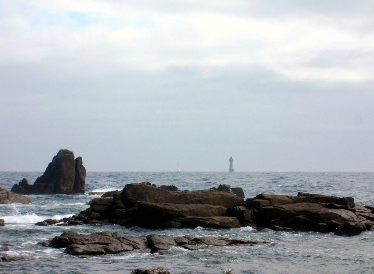 Faro de la Jument : la sentinelle rouge d'Ouessant - Ouessant | Secret World Trip Planner