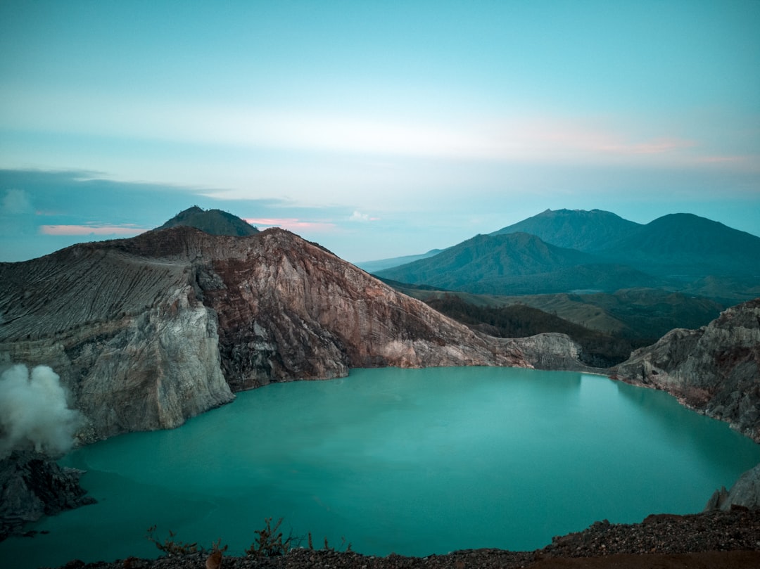 Cratère Ijen : le lac acide turquoise de Java Est — Kabupaten Banyuwangi