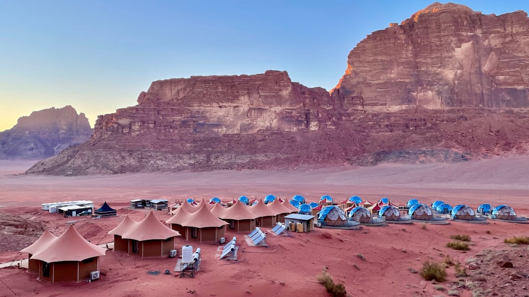 와디 룸: 요르단의 붉은 돌 사막 - Wadi Rum Village | Secret World Trip Planner