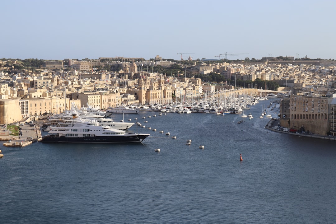 Entdecken Sie das Gemälde Queen Victoria in Malta: Eine Reise durch die Geschichte - Republic St | Secret World Trip Planner