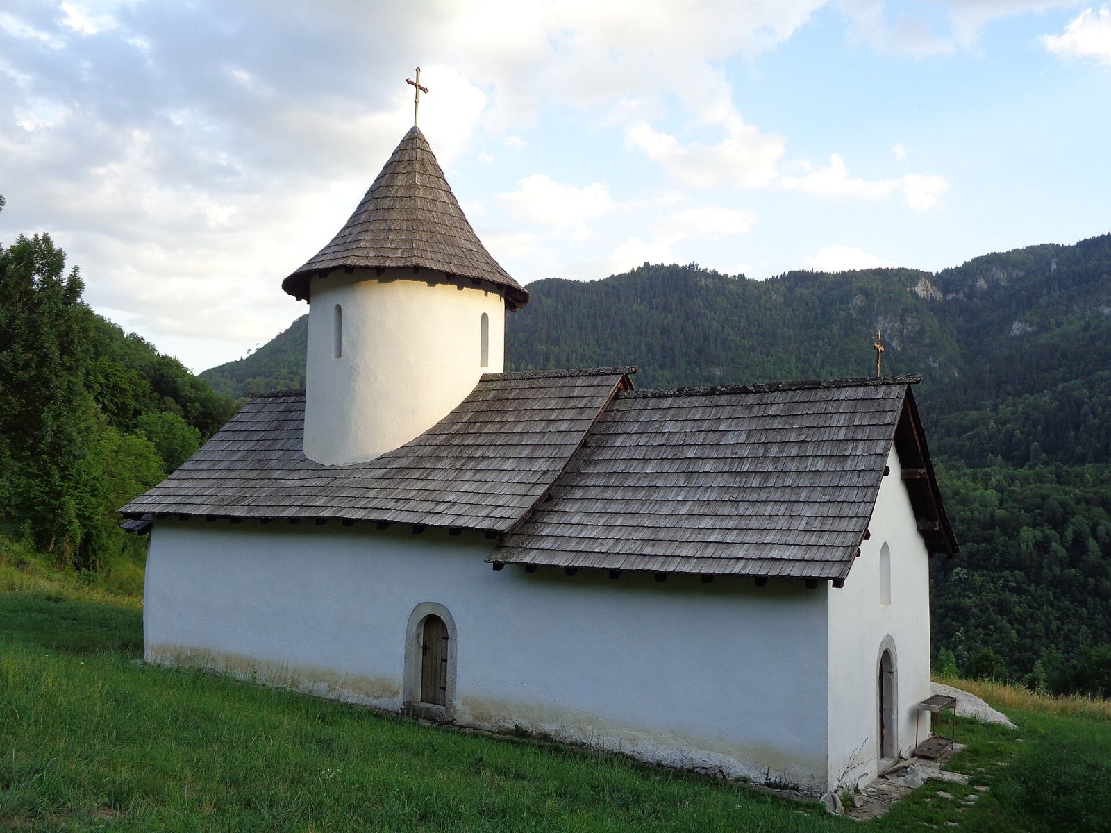 Entdecken Sie das Kloster Dovolja: Ein Juwel Montenegros - Kotlajići | Secret World Trip Planner