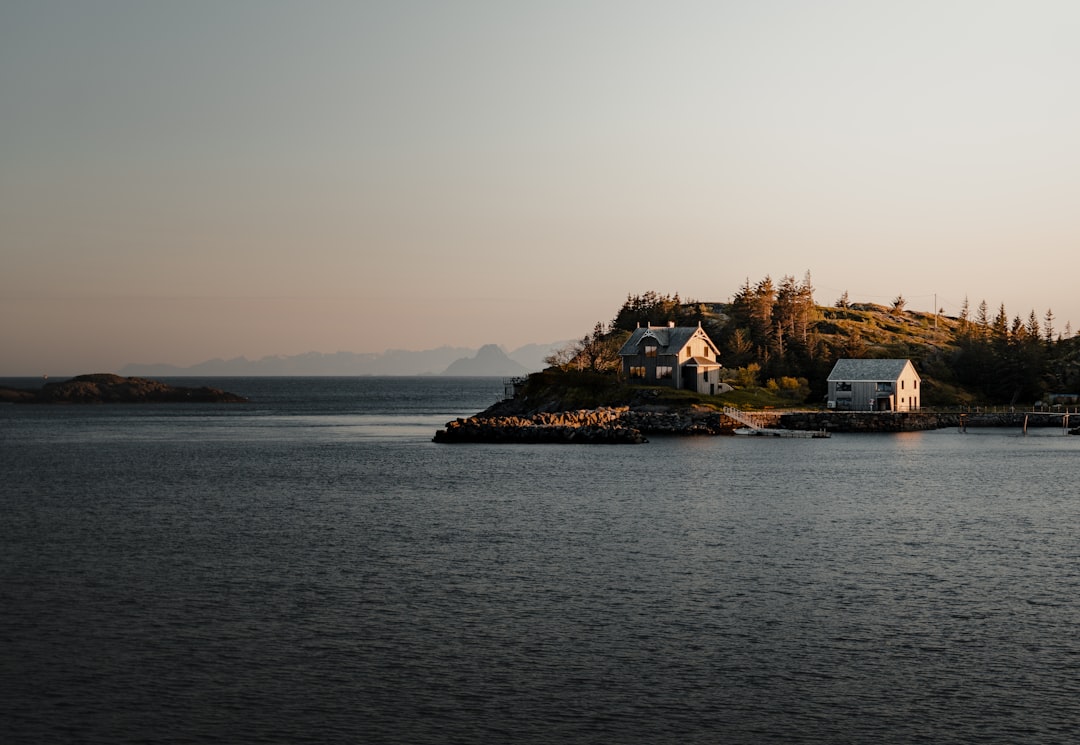 ヘンニングスヴァール:ロフォーテンのオーロラと自然 - Henningsvaer | Secret World Trip Planner