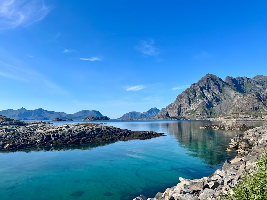 ヘンニングスヴァール:ロフォーテンのオーロラと自然 - Henningsvaer | Secret World Trip Planner