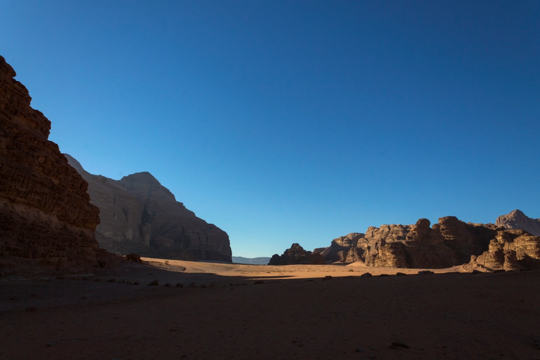 Canyon de Khazali : inscriptions nabatéennes à Wadi Rum - GC9F+GP7 Area protetta Wadi Rum | Secret World Trip Planner