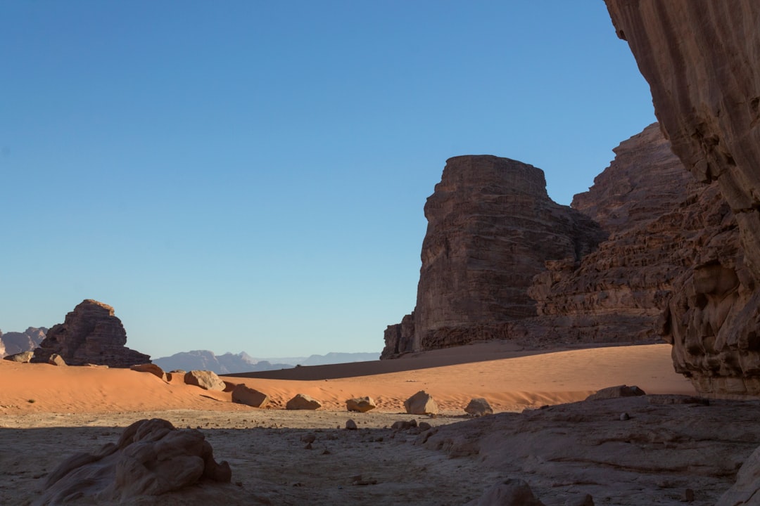 哈扎利峡谷：瓦迪拉姆沙漠中的纳巴泰铭文 - GC9F+GP7 Area protetta Wadi Rum | Secret World Trip Planner