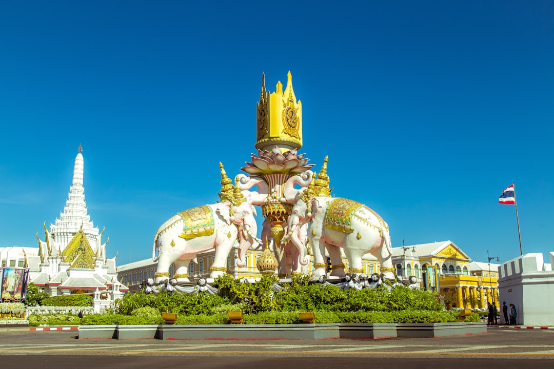 Scopri il Two Kings Monument in Thailandia: un simbolo di cultura - Pathum Wan | Secret World Trip Planner