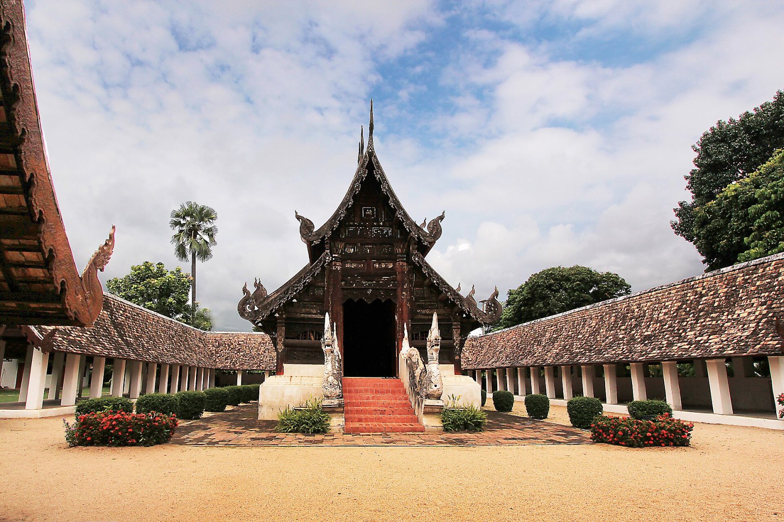 タイの宝石、ワット・トン・クウェンの魅力を発見 - Hang Dong District | Secret World Trip Planner