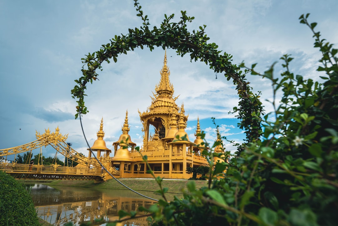 ワット・ワン・ウィウェカラムを発見：タイの文化的宝石 - Sangkhla Buri District | Secret World Trip Planner