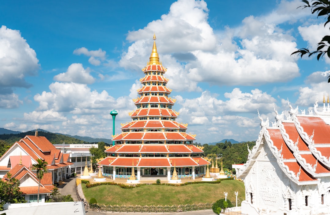 왓 산티키리 발견하기: 태국의 문화적 공간 - Mae Fa Luang District | Secret World Trip Planner
