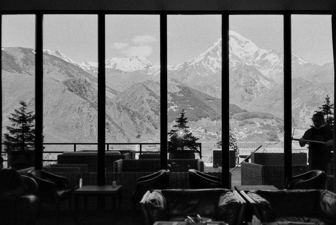 Kazbegi: panoramas del Monte Kazbek y la iglesia de Gergeti - st. II turn | Secret World Trip Planner