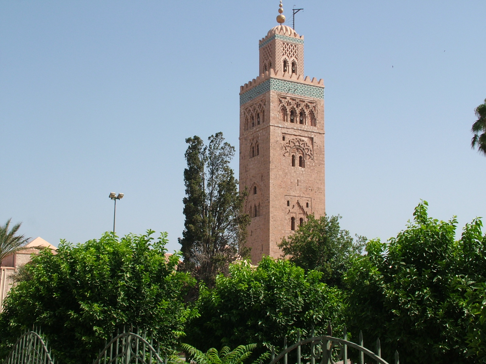 Entdecken Sie die Magie der Moscheen in Marokko - MJF6+H7R Mosquée Hassania | Secret World Trip Planner