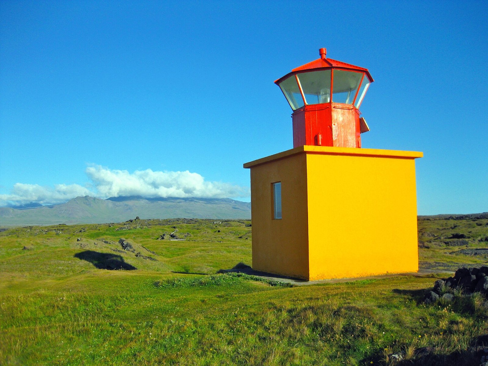 Descubra Kirkjuhóll: O Encantador Farol da Islândia - Staðarstaður | Secret World Trip Planner