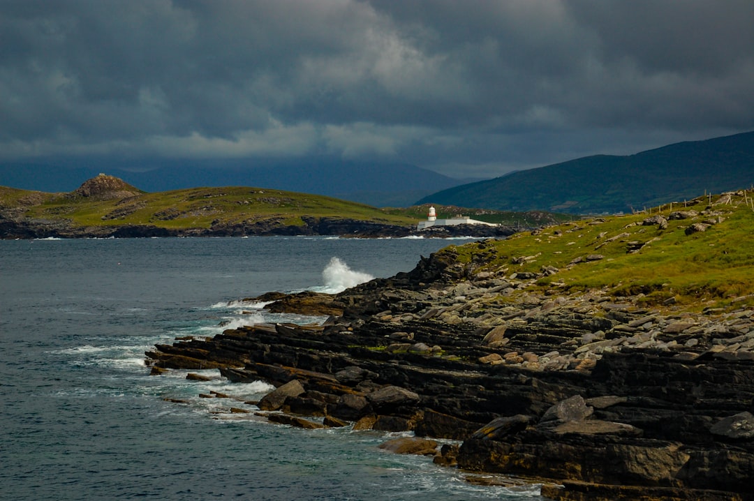 Scopri il Faro di Inisheer: Un gioiello dell'Irlanda - Baile An Tsleibhe | Secret World Trip Planner